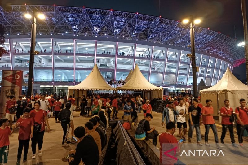 Penonton laga Timnas Indonesia tinggalkan stadion GBK dengan tertib