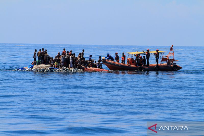 Evakuasi imigran Rohingya di perairan samudera Hindia