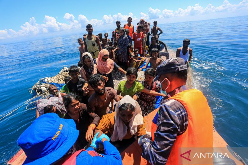 Evakuasi imigran Rohingya di perairan samudera Hindia