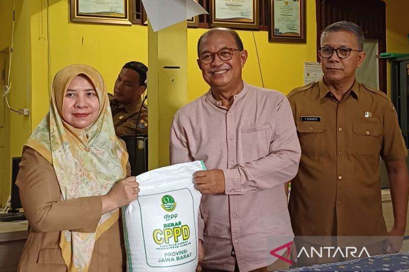 200 KPM di daerah rentan rawan pangan di Cirebon terima bantuan beras