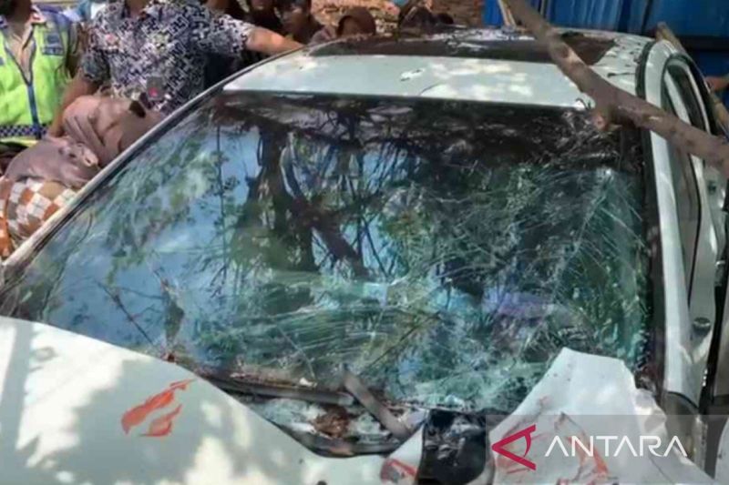 2 mobil tertabrak kereta di perlintasan Bulak Kapal Bekasi