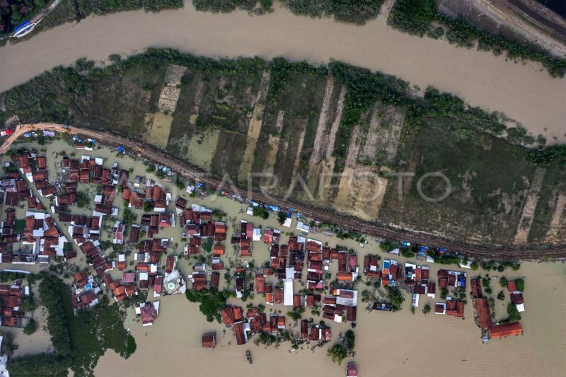 Kemarin, banjir di Demak surut hingga cabut gigi saat puasa