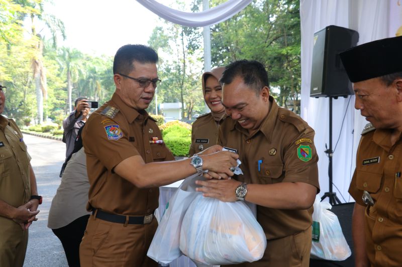 Pemkab Bandung menggelar operasi paket sembako bersubsidi di 31 kecamatan