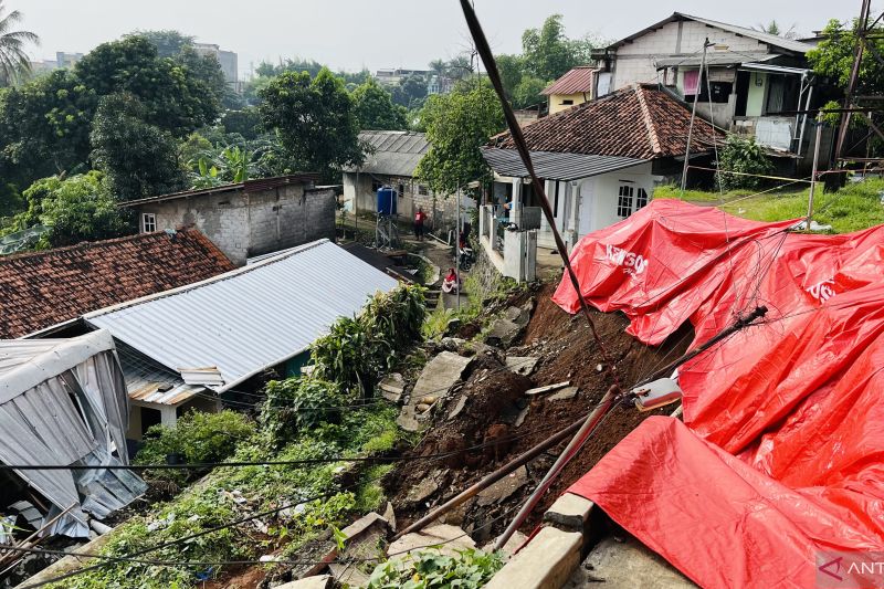 Tim gabungan evakuasi korban tertimbun longsor di Kota Bogor
