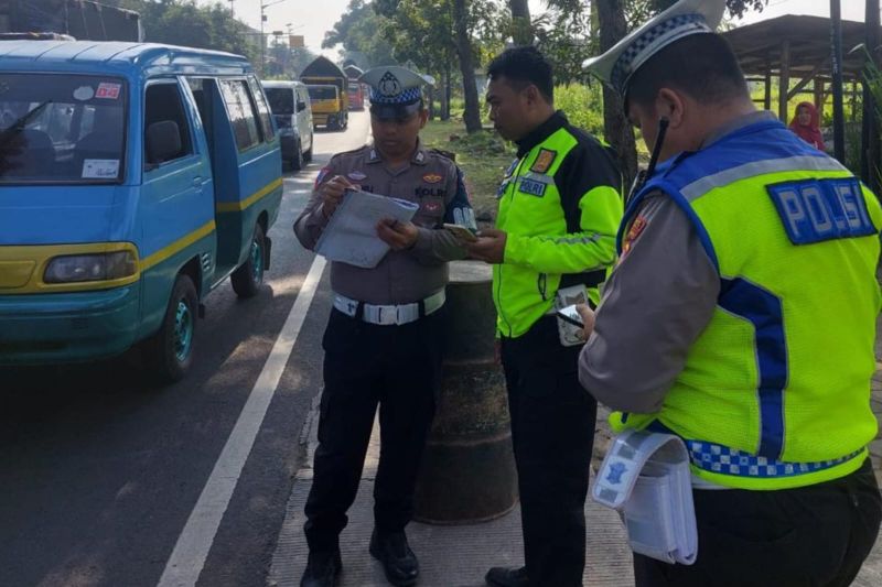 Polisi Garut evakuasi 2 orang tewas kecelakaan tabrakan