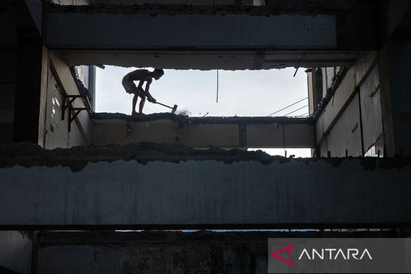 Pembongkaran Rusunawa yang rusak di Palu