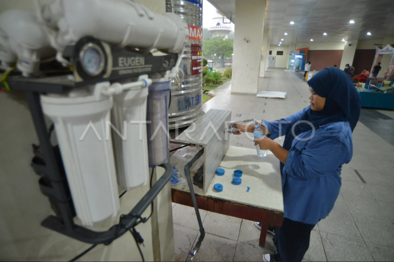 Penyediaan air minum siap pakai di Masjid Raya Sumbar