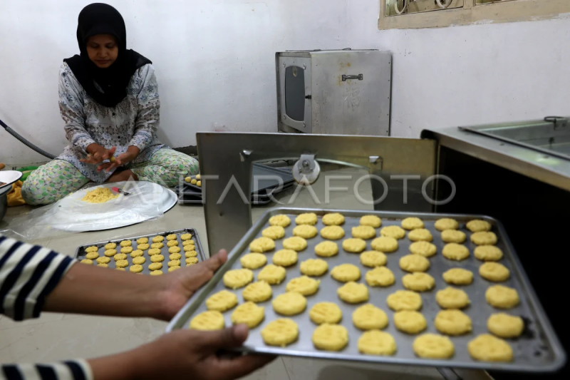 Produksi kue kering lebaran