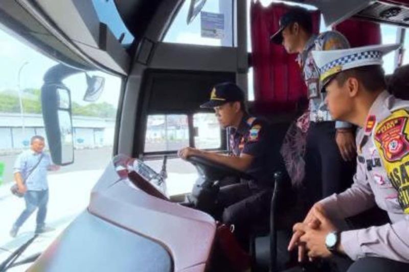 Satlantas Polres Garut cek kelaikan bus angkutan Lebaran