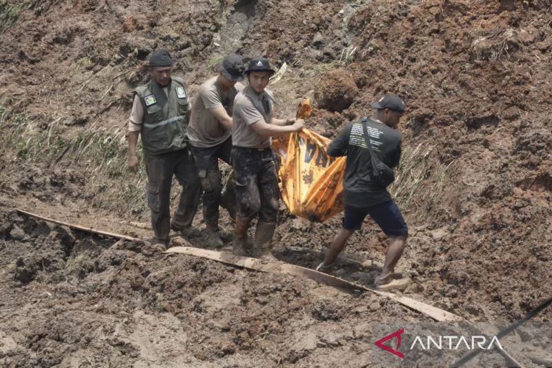 Tim SAR gabungan temukan satu jasad korban longsor Cipongkor di Sungai Citarum