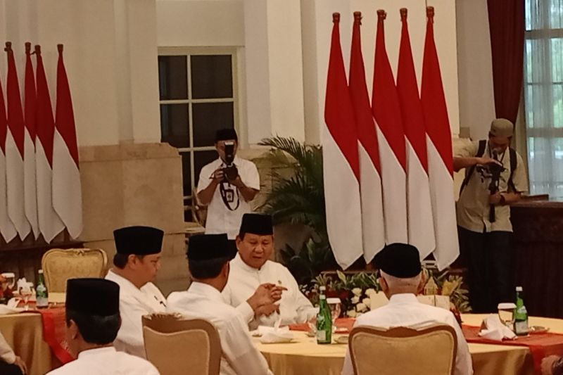 Jokowi berbincang dengan Prabowo dan Airlangga di sela buka puasa bersama