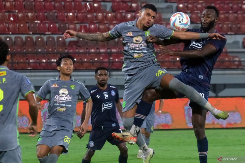 Liga 1 Indonesia: Tersajinya derby Jatim Persebaya vs Arema FC, PSS Sleman vs Persib Bandung