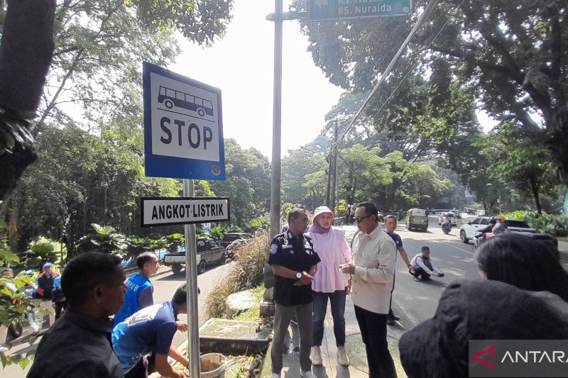 Kota Bogor pasang rambu pemberhentian angkot listrik pada 10 titik