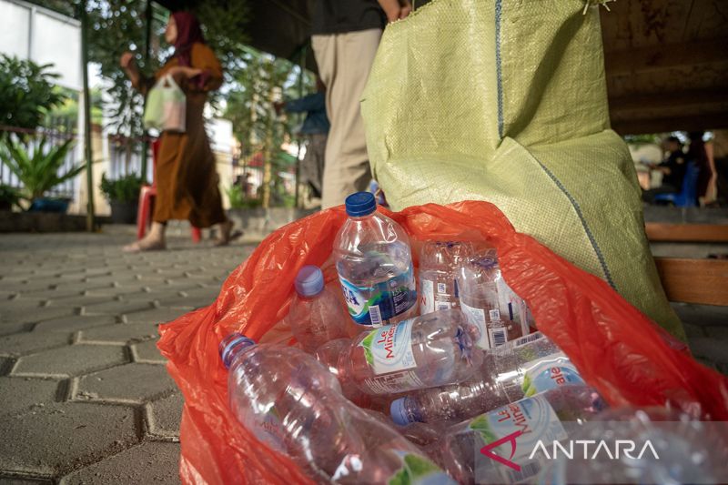 Tukar sampah plastik dengan takjil