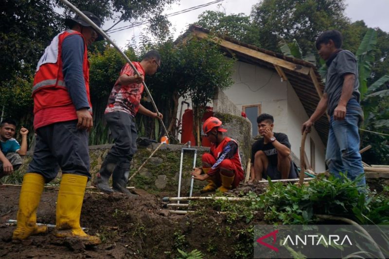 Sektrum - Pipanisasi air jadi solusi warga di kaki Gunung Cianjur