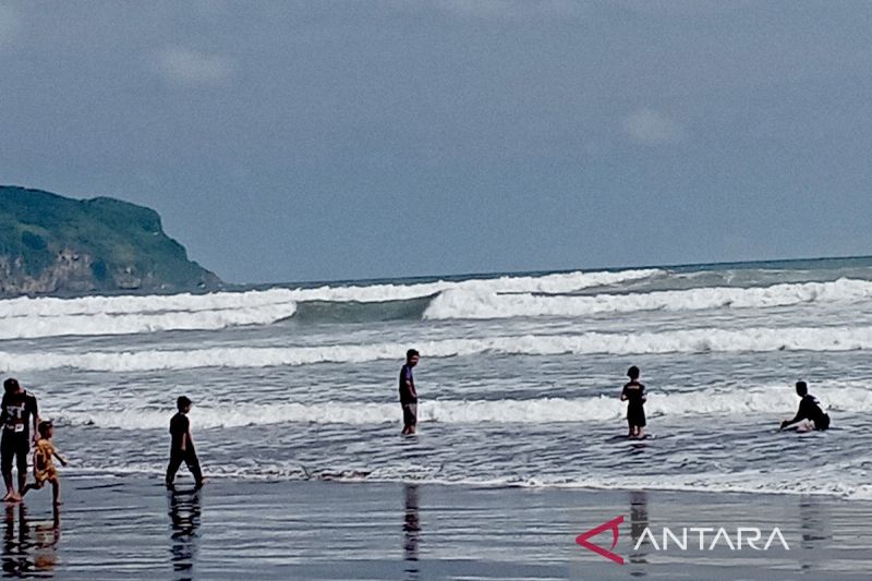 Ngabuburit di pantai agar waspadai gelombang tinggi