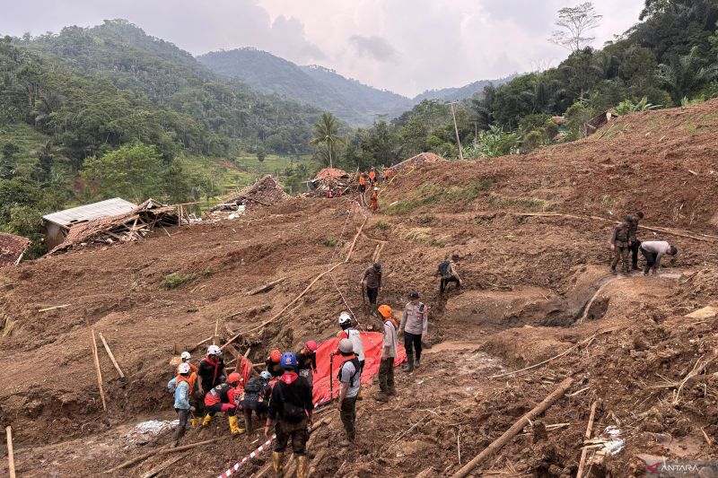 Tim SAR hentikan operasi pencarian tiga korban longsor di Bandung Barat