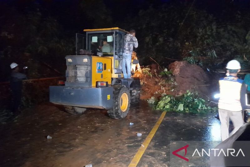 Jalur penghubung Sukabumi-Bogor bisa dilalui kendaraan setelah tanah longsor dibersihkan