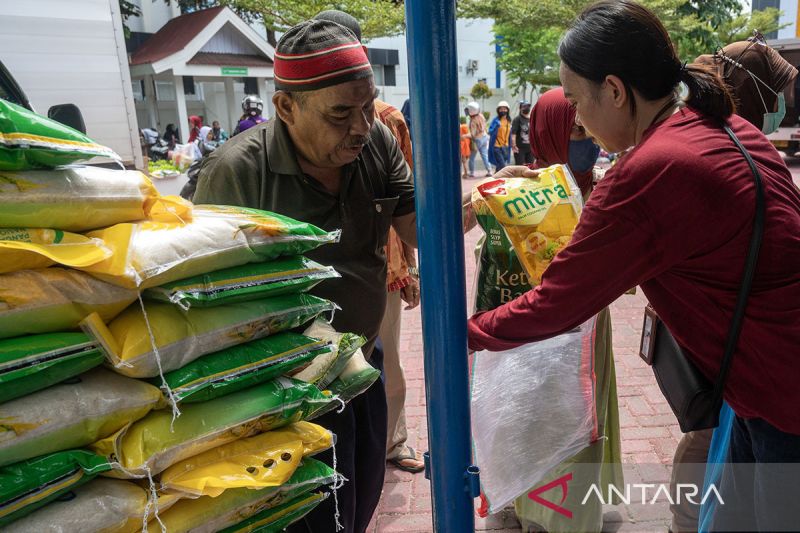 Pasar murah sembako di Palu