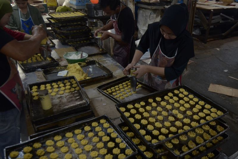 Produksi kue kering jelang Lebaran