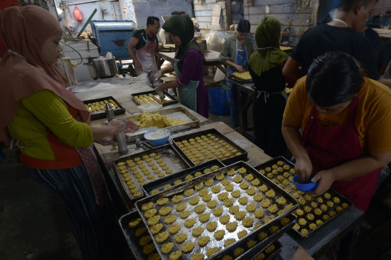 Produksi kue kering jelang Lebaran