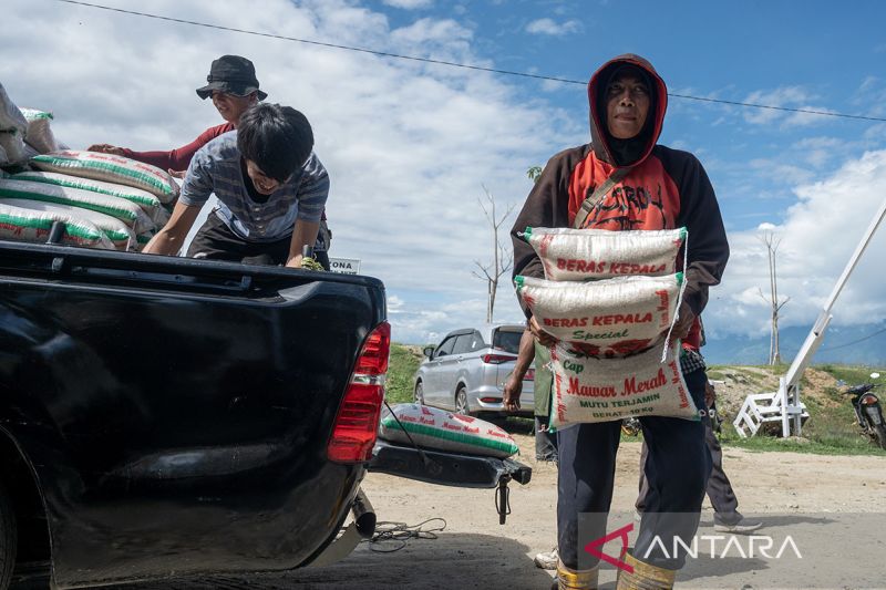 Bantuan beras untuk pemulung di TPA Kawatuna Palu  