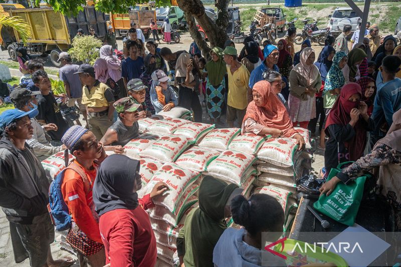 Bantuan beras untuk pemulung di TPA Kawatuna Palu  