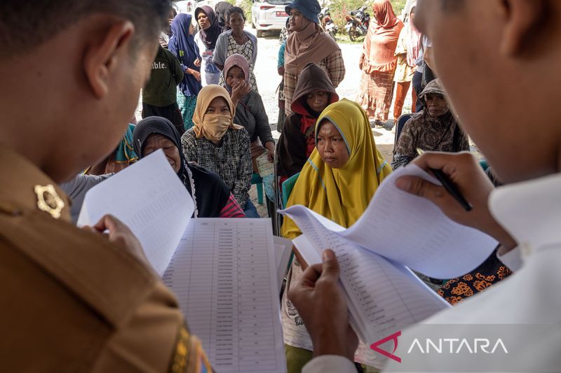 Bantuan beras untuk pemulung di TPA Kawatuna Palu  