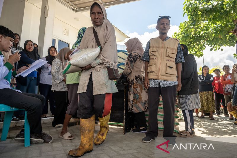 Bantuan beras untuk pemulung di TPA Kawatuna Palu  