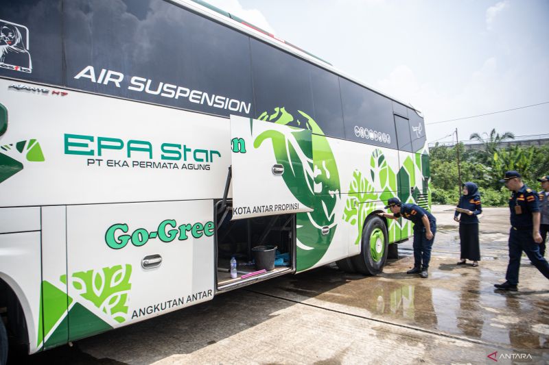 Pemeriksaan kelaikan bus di Palembang