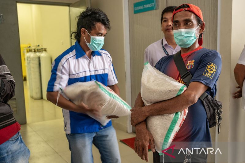 Basnaz Palu salurkan bantuan beras ke tenaga honorer Rumah Sakit Anutapura
