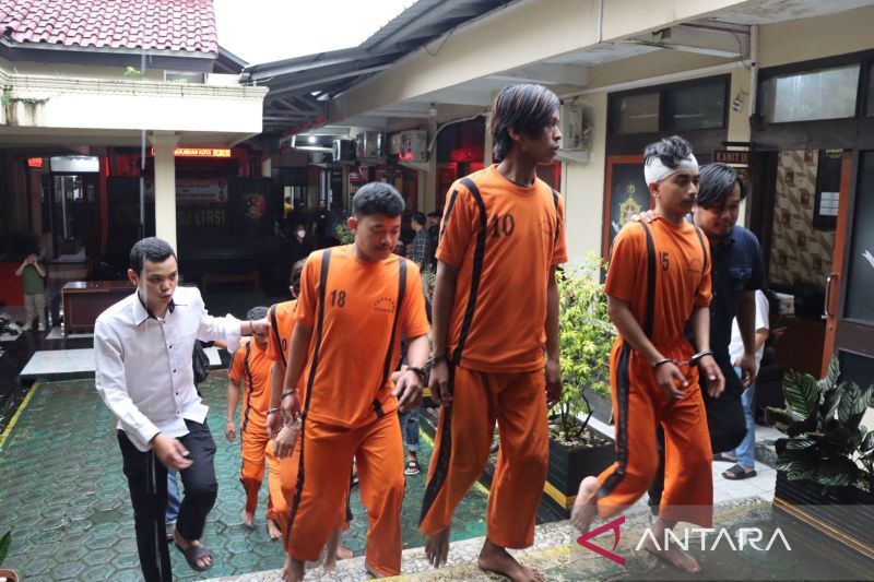 8 Pemuda terlibat kekerasan dengan senjata tajam ditangkap Polres Sukabumi Kota