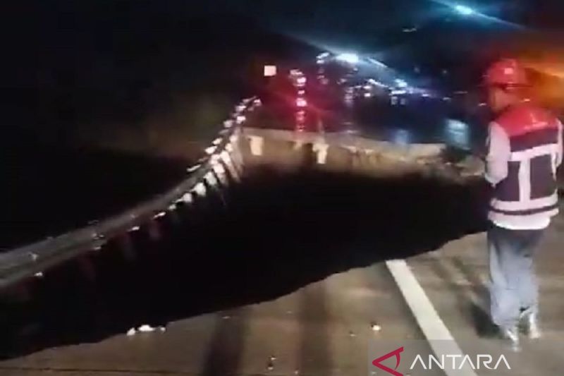 Jalan Tol Bocimi GT Parungkuda Sukabumi longsor belum genap satu tahun diresmikan