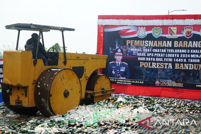 Belasan ribu botol miras dan obat ilegal dimusnahkan Polresta Bandung