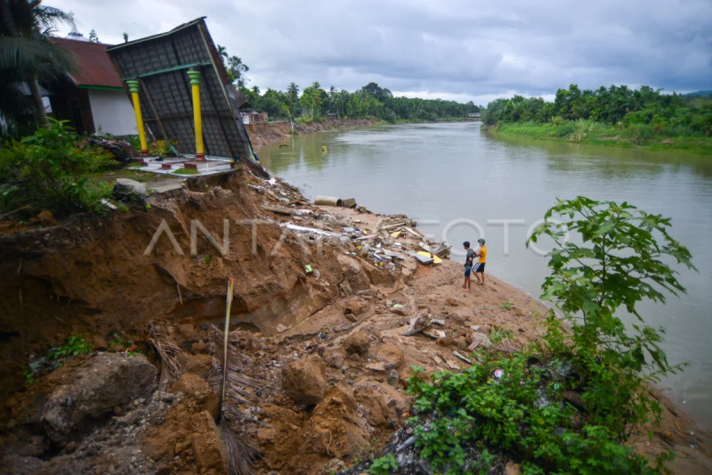 Tanah amblas tergerus sungai Batang Anai