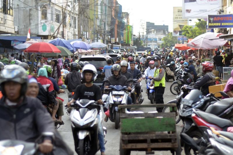 Pasar tumpah hambat lalu lintas