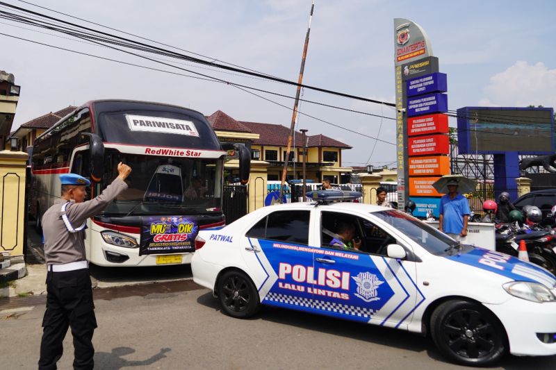 Polres Tasikmalaya Kota memberangkatkan 110 orang mudik gratis