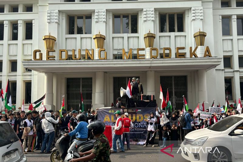 Seribuan warga gelar aksi bela Palestina di Gedung Merdeka Bandung