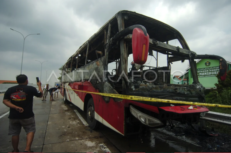 Bus terbakar di gerbang tol Tegal