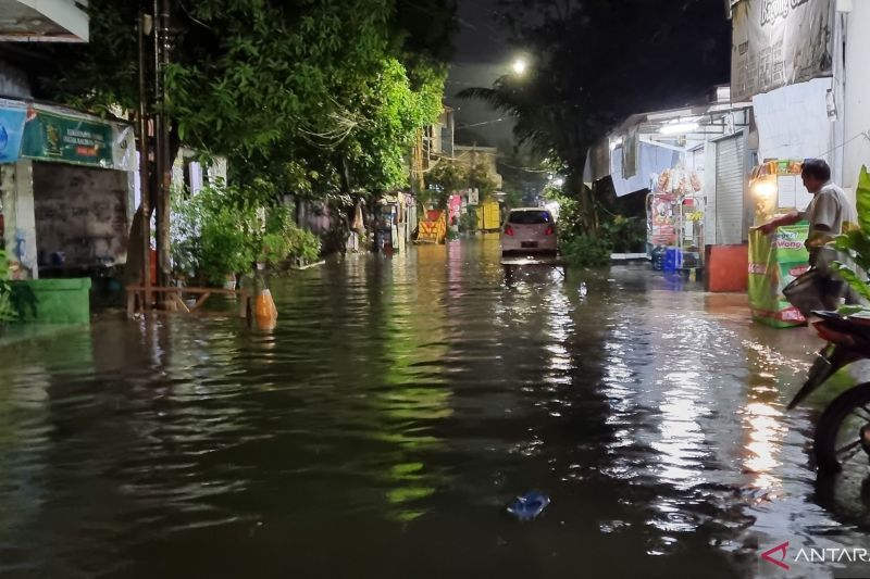 Diguyur Hujan Deras Sejumlah Titik Di Surabaya Banjir Antara News