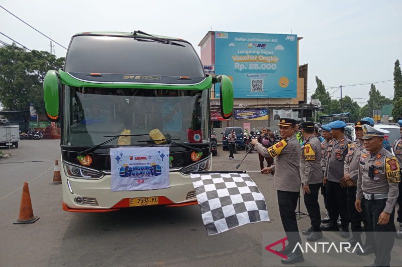 Polres Cirebon Kota memberangkatkan 100 orang dalam program mudik gratis