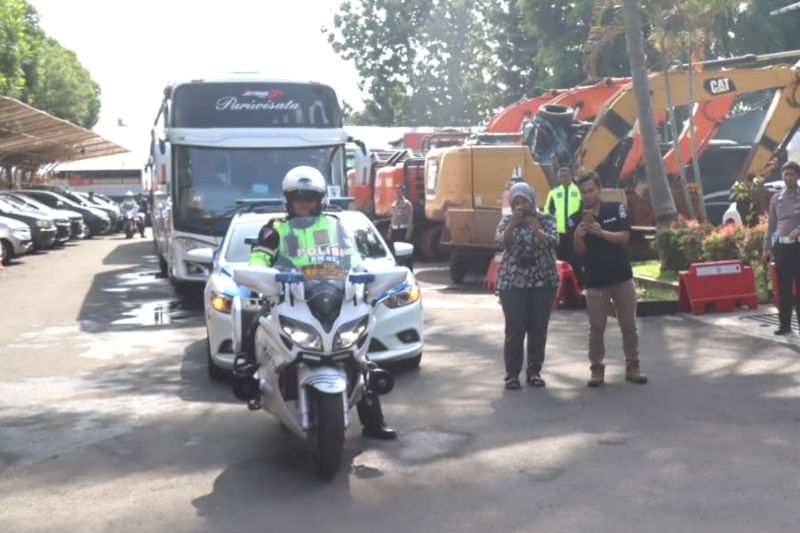 Polres Garut berangkatkan 150 orang mudik gratis gunakan 3 bus