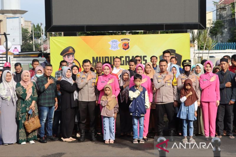 Kapolres Sukabumi Kota berangkatkan puluhan pemudik lewat program mudik gratis