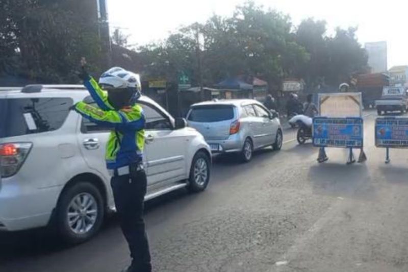 Arus kendaraan diberlakukan satu arah di kawasan pasar Limbangan- Malangbong