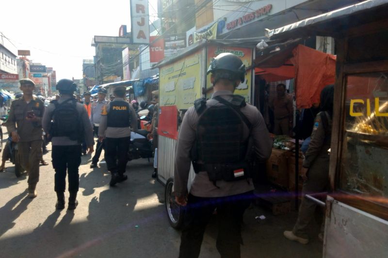 Petugas gabungan tertibkan  PKL dan parkir liar di Garut