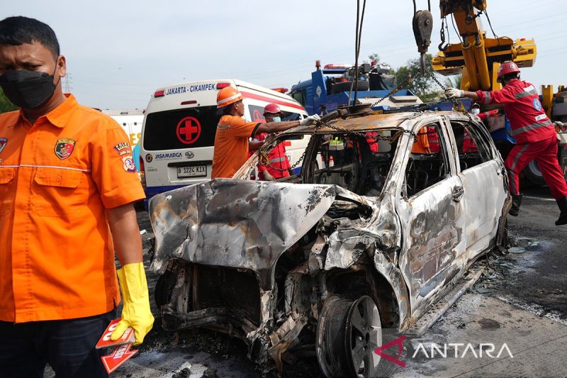 Beberapa penyebab mobil dapat terbakar usai kecelakaan
