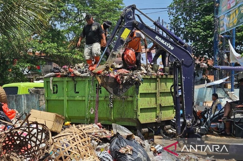 DLH Cianjur kerahkan 24 truk tangani sampah selama Lebaran