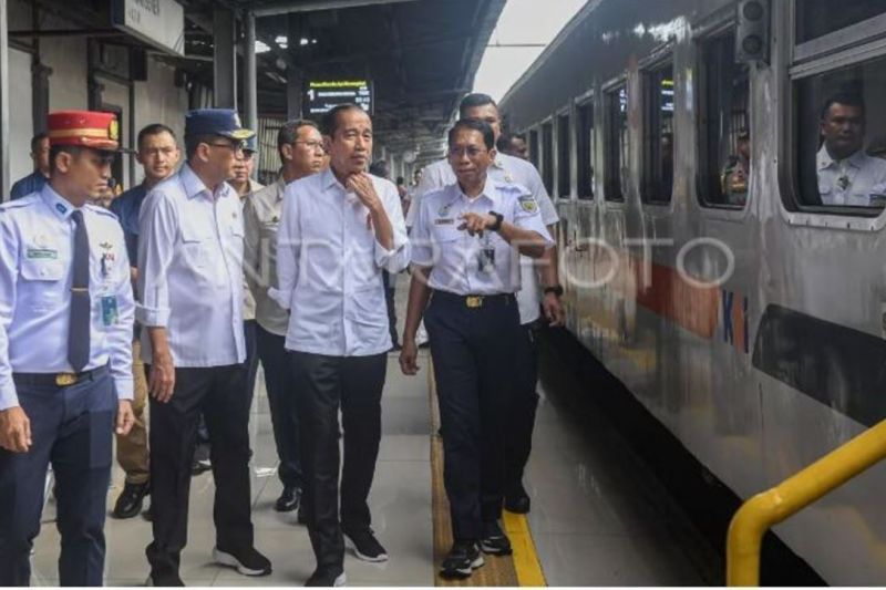 Presiden Jokowi kunjungi Stasiun Pasar Senen, antrean terkendali
