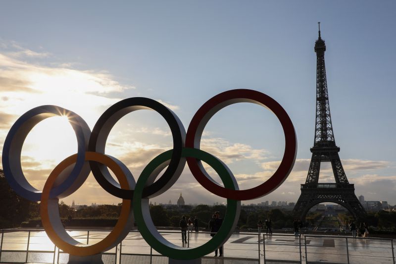 Cincin Olimpiade Paris hiasi Menara Eiffel selama Olimpiade 2024
