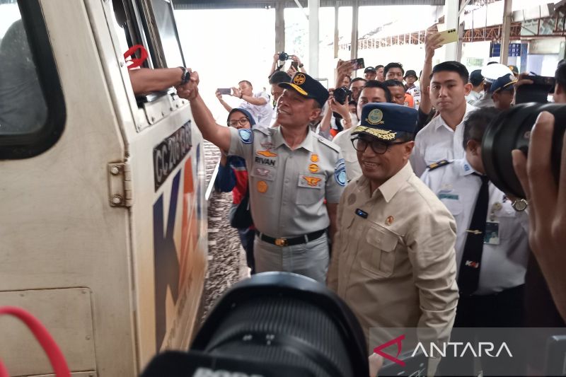 Menhub pastikan perjalanan mudik di Stasiun KA Cirebon lancar